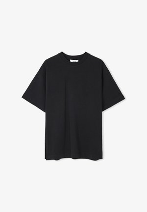 Schwarzes Baumwoll-T-Shirt mit kurzen Ärmeln, Rundhalsausschnitt und seitlichen Schlitzen am Saum. Einfaches Design, keine sichtbaren Muster oder Verzierungen.