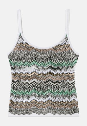 Débardeur en tricot avec de fines bretelles blanches, présentant un motif en zigzag dans des tons de vert, noir, blanc et marron. Texture douce, design ajusté.