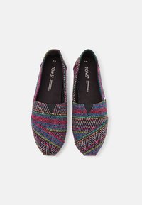 Scarpe slip-on in tela con motivi geometrici multicolori, suola flessibile e morbida fodera interna per il comfort.