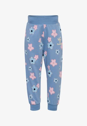 Ljust blå joggingbyxor med ett heltryckt blommönster som har rosa, ljusblåa och svarta blommor. Resårmidja och resår vid fållarna.