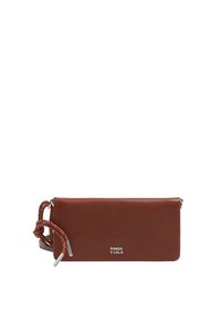 Borsa a mano in pelle marrone con una consistenza liscia, dotata di una tracolla intrecciata e di una cerniera argentata, logo impressa sulla parte anteriore.