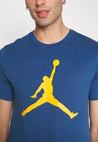 Jordan JUMPMAN SS CREW - T-shirt estampada - french blue/taxi