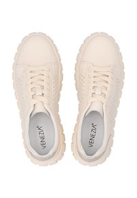 Beige Sneaker mit perforierten Seiten, runder Zehenkappe und Stoffschnürsenkeln. Dicke Gummisohle für Unterstützung, mit strukturierten Akzenten und Logo.
