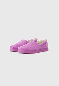 Violet zomšos slip-on batai su apvalia nose, su kryžminiais siuvinėjimais ir atitinkama violetine gumine pada.