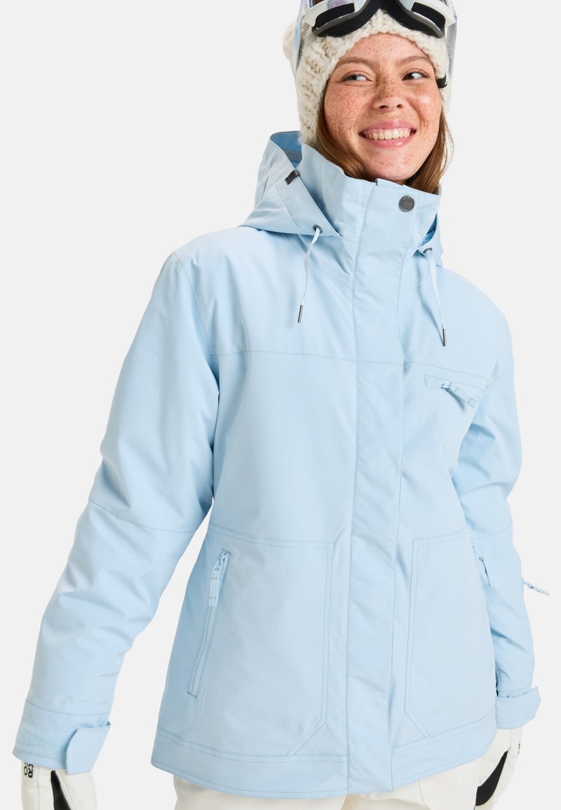 Hellblaues Skijacke mit Kapuze, Reißverschlusstaschen, verstellbaren Kordelzügen und einer glatten Textur. Verfügt über sichtbare Nähte und einen entspannten Schnitt.