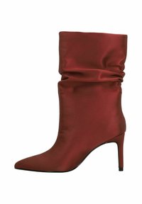 Rode satijnen enkellaars met een slouchy ontwerp, puntige neus en hoge stilettohak, met een gladde textuur en minimale details.