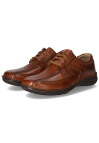 Bruine leren schoenen met een gladde afwerking, ronde neus, vetersluiting, decoratieve Stitching en een zwarte rubberen zool.