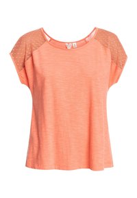 Top de manga corta de color coral con acentos de malla texturizada en los hombros, tejido suave, corte relajado y escote redondo.