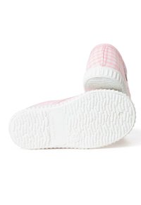 Scarpa in tela a quadri rosa con suola in gomma bianca, grip testurizzato e bordo cucito. Presenta un logo sul lato.