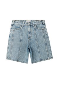 Pantaloni shorts in denim blu chiaro con vita alta, cinque tasche e chiusura con bottone. Presentano una texture sbiadita e cuciture a contrasto.