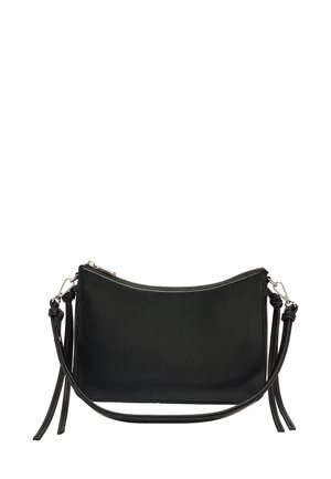 Czarna kopertówka ze skóry z zapięciem na suwak. Posiada regulowane paski na ramię i gładką fakturę. Prosty, nowoczesny design.