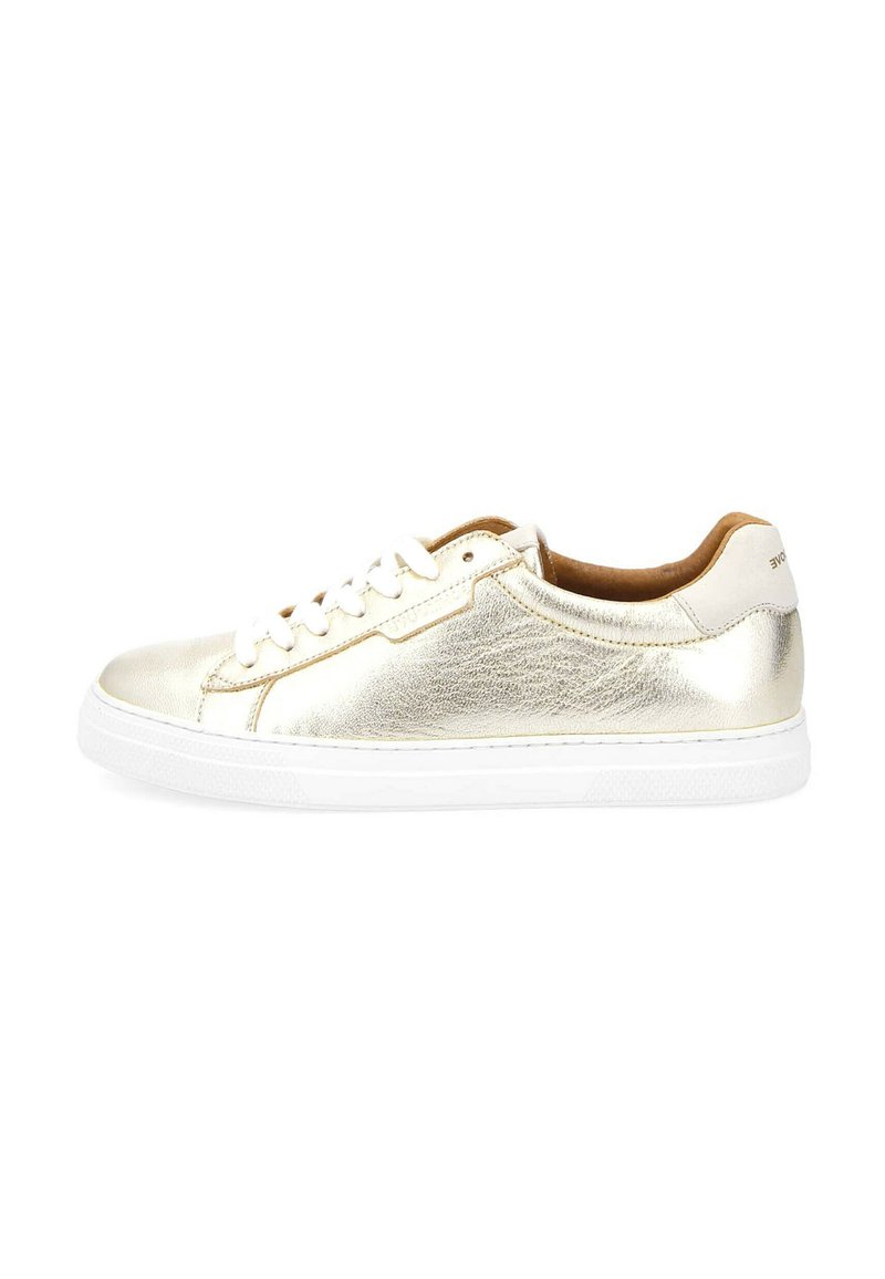 Sneaker in oro metallizzato con tomaia in pelle liscia, suola in gomma bianca e sistema di chiusura con lacci. Presenta dettagli interni marroni.