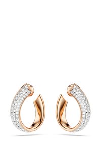 Kruhové náušnice v ružovom zlate s oblúkovým dizajnom, na jednej strane zdobené čírymi kryštálmi, vytvárajúcimi trblietavú textúru.