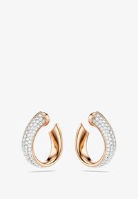 Pendientes de aro en oro rosa con un diseño curvo, adornados con una fila de cristales claros y brillantes a lo largo de un lado. Acabado liso y brillante.