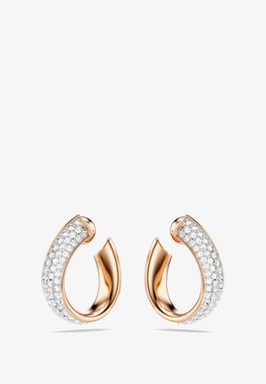 Σκουλαρίκια κρίκοι ροζ χρυσού με καμπύλη σχεδίαση, όπου η μία πλευρά διακοσμείται με διάφανες κρύστες, δημιουργώντας μια λαμπερή υφή.