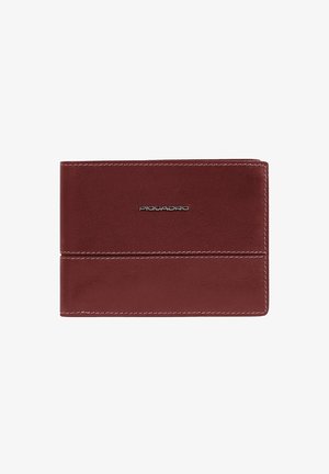 Portafoglio in pelle bordeaux con una texture liscia, caratterizzato da cuciture bianche e un logo argentato sulla parte anteriore. Design compatto e rettangolare.