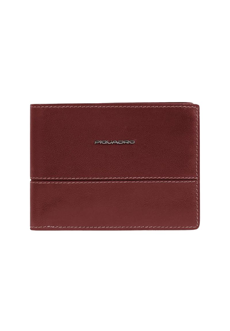 Bordeaux leren portemonnee met een gladde textuur, voorzien van witte stiksels en een zilveren logo aan de voorkant. Compact rechthoekig ontwerp.