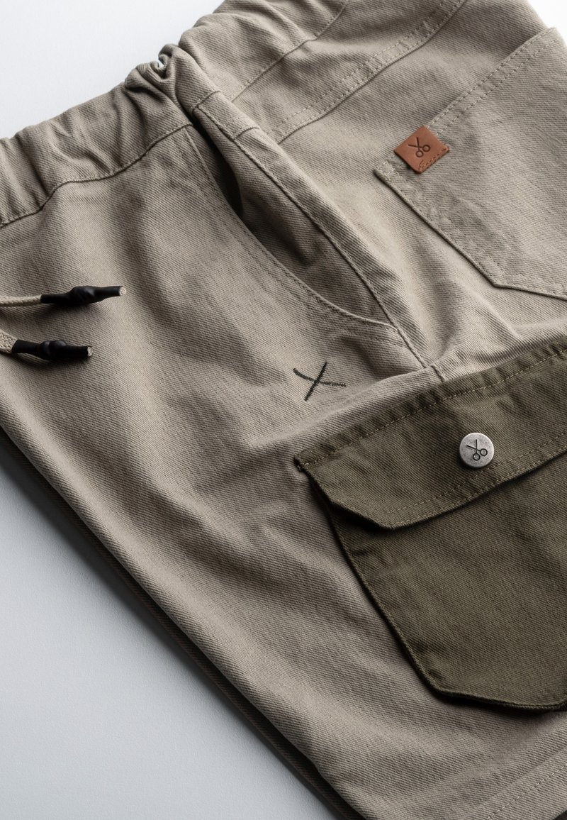 Herren Chino Shorts | KAFT KOUT Shorts concrete/grau - LI16964 Herren Chino Shorts | KAFT KOUT Shorts concrete/grau - LI16964