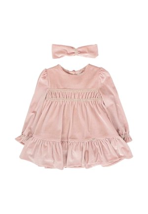 Zachte roze fluwelen jurk voor baby's met lange mouwen en geplooide details, samen met een bijpassend hoofdbandje, beide met crème-kleurige accenten.