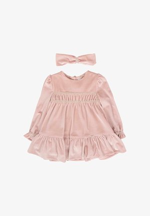 Vestido de bebé de terciopelo suave en rosa claro con mangas largas, detalles fruncidos y diadema a juego, ambos con acentos en color crema.