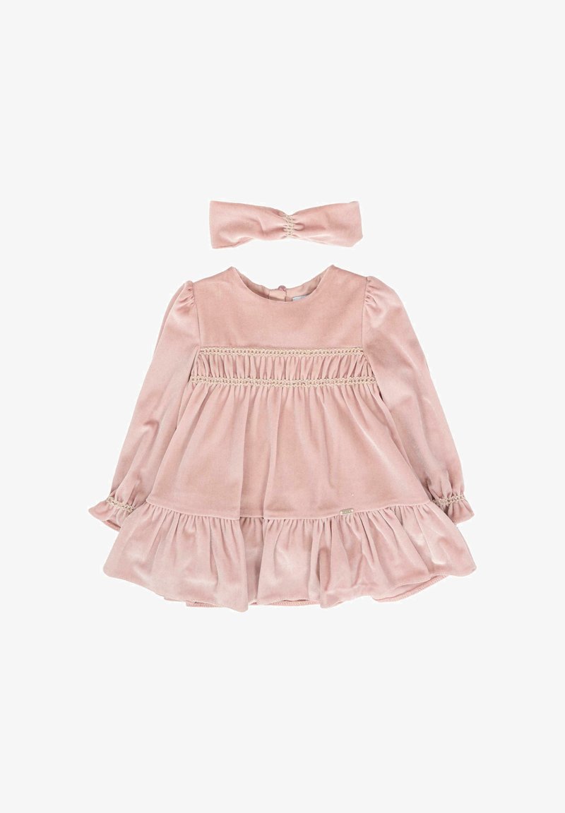 Robe pour bébé en velours rose pâle à manches longues avec des détails froncés et un bandeau assorti, tous deux ornés de accents crème.