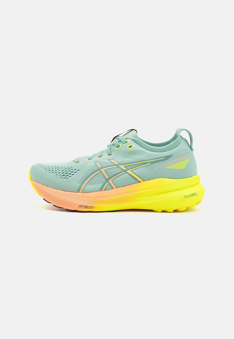 Scarpa sportiva azzurro chiaro con tomaia in rete, dettagli gialli e una suola degradé che transita dall'arancione al giallo. Presenta una struttura imbottita.