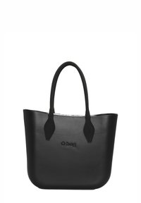 Zwarte leren tote bag met een gebogen vorm, dubbele handvatten en een geperst logo. Beschikt over een gestructureerde afwerking en een levendige, gedessineerde binnenkant.
