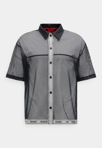 Μαύρο κοντομάνικο πουκάμισο από διχτυωτό ύφασμα με μονόχρωμο μαύρο γιακά και λωρίδα με το λογότυπο HUGO κατά μήκος του τελειώματος.