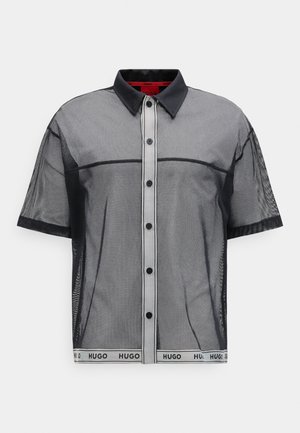 Μαύρο κοντομάνικο πουκάμισο από διχτυωτό ύφασμα με μονόχρωμο μαύρο γιακά και λωρίδα με το λογότυπο HUGO κατά μήκος του τελειώματος.