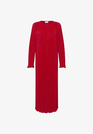 Piros, hosszú ujjú ruha egyenes szabással, függőleges redőkkel, kerek nyakkivágással és fodros díszítéssel az ujjak végén.
