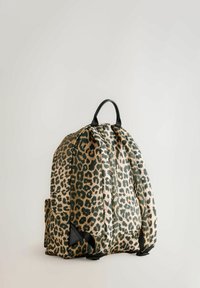 Leoparda raksts mugursoma zaļganos un bēšos toņos, ar noapaļotu formu, divām plecu siksnām un sānu kabatu ar melniem akcentiem.