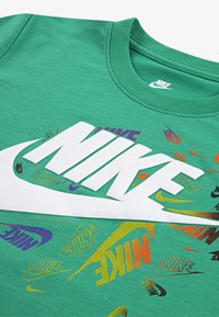 Nike Sportswear CLUB REVEALED - Marškinėliai su spaudiniu - stadium green