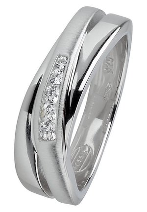 Sølvring med et snoet design, der har en række af fem små runde diamanter indlagt langs et bånd.