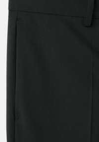 Zbliżenie na czarne, dopasowane spodnie pokazujące boczną kieszeń, szlufkę na pasek i gładką teksturę materiału.