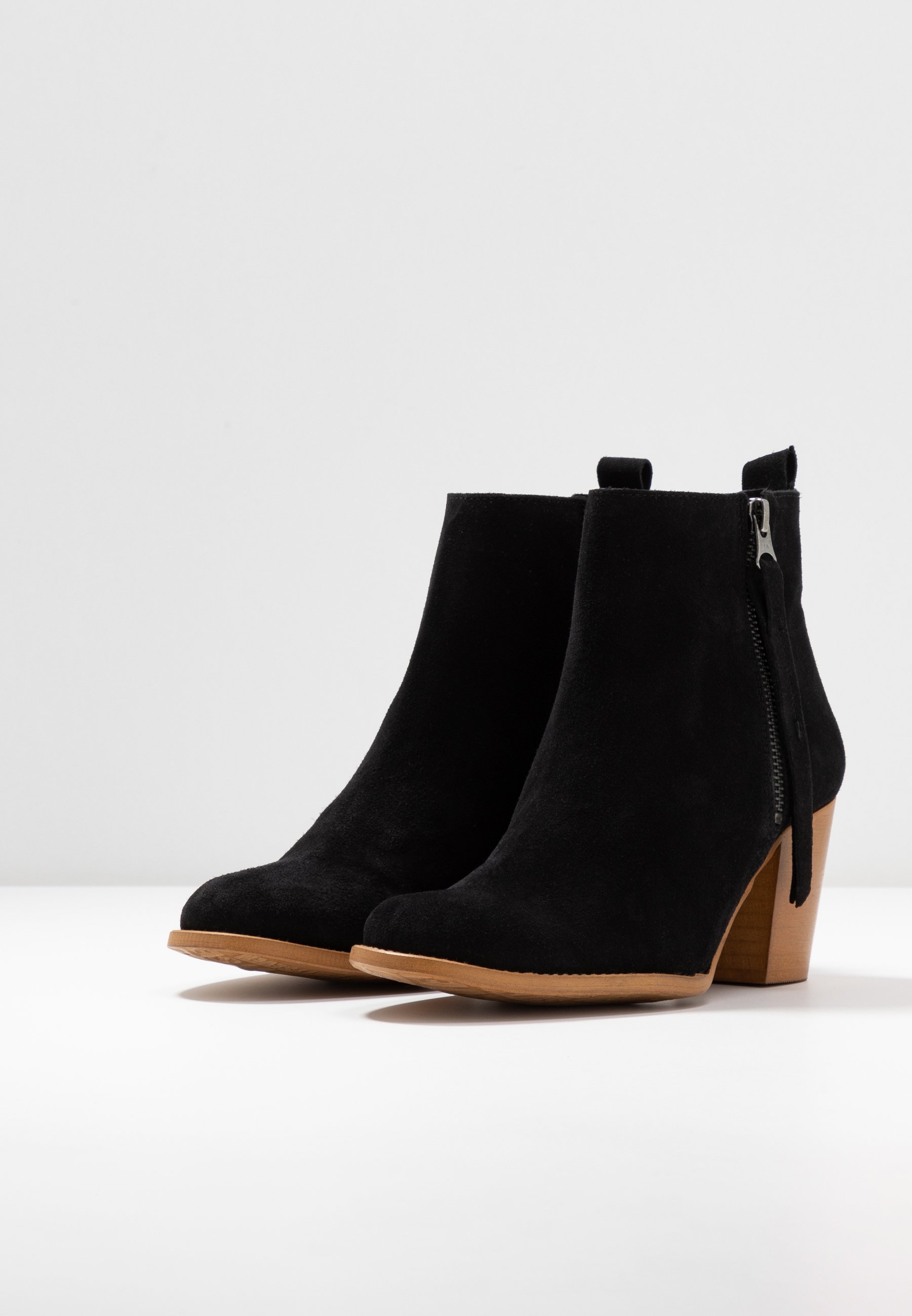 sixtyseven chelsea boots