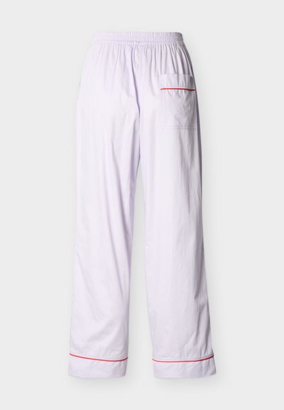 Άσπρο παντελόνι σε άνετη εφαρμογή με ελαστική μέση, τσέπη στο δεξί μηρό και κόκκινη επένδυση στην τσέπη και τα μανσέτα των ποδιών.