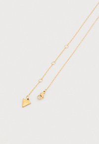 Κολιέ σε χρυσό τόνο με τριγωνικό μενταγιόν που φέρει χαραγμένο λογότυπο, λεπτές αλυσίδες με κυκλικούς συνδέσμους και κούμπωμα με καβουράκι.