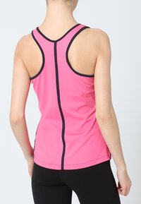 Tight rosa atletisk tanktop med racerback-design, med kontrasterande svart trim och en vertikal söm detajl längs ryggen.