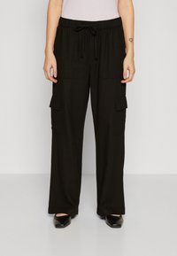 Pantalons cargo noirs en tissu léger, dotés d'une taille à cordon de serrage, de jambes larges et de deux poches avant avec rabats.