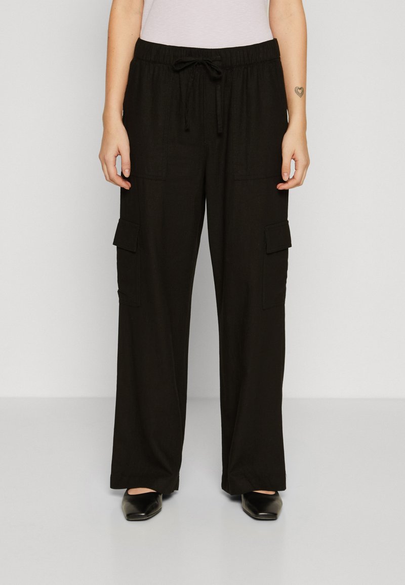 Pantalons cargo noirs en tissu léger, dotés d'une taille à cordon de serrage, de jambes larges et de deux poches avant avec rabats.
