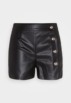 Schwarze Lederhosen mit glatter Textur, ausgestattet mit vier silbernen Knopfakzenten auf der rechten Seite und zwei vorderen Taschen.