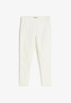 Elastyczne białe dopasowane spodnie z elastycznym paskiem w talii i bocznymi kieszeniami, pokazane rozłożone na białym tle.