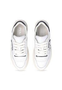 Sneaker bianchi in pelle con punta rotonda, dettagli neri e forature. Presentano lacci spessi e una suola in gomma texturizzata.