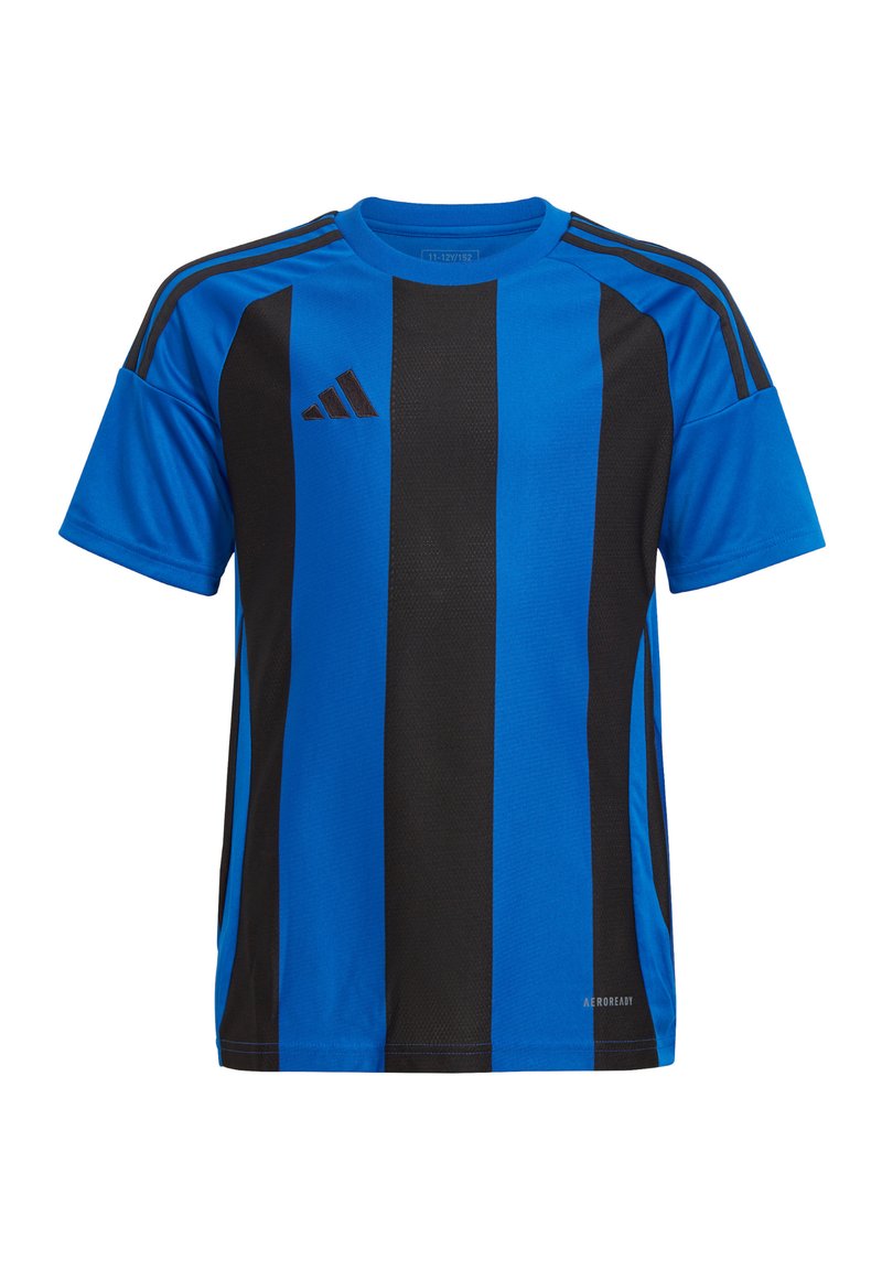 Maglia sportiva blu con strisce nere verticali, maniche corte, collo rotondo e loghi Adidas sul petto e sulle spalle.