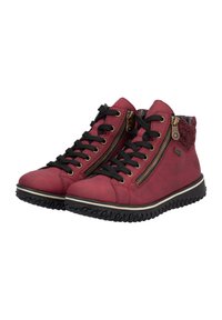 Bottes montantes rouges en cuir avec des lacets noirs, fermetures éclair latérales, collier texturé et semelles en caoutchouc avec un motif de crampons.