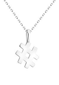 Silberne Halskette mit einem Anhänger in Hashtag-Form, der eine glatte Textur und markante geometrische Linien aufweist. Die Kette ist zart und verlinkt.