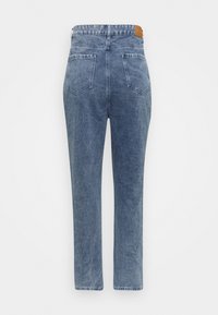 Vaaleansiniset suorat farkut, joissa on kaksi takataskua, korkea vyötärö ja nahkainen merkki takana.