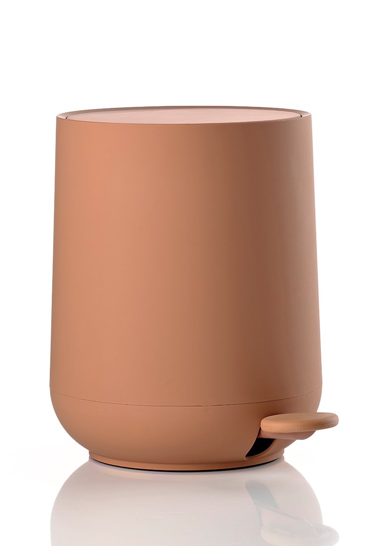 Ronde terracotta-kleurige container met een gladde textuur, een houten hendel aan de zijkant en een vlakke deksel, ontworpen voor opslag of gebruik.
