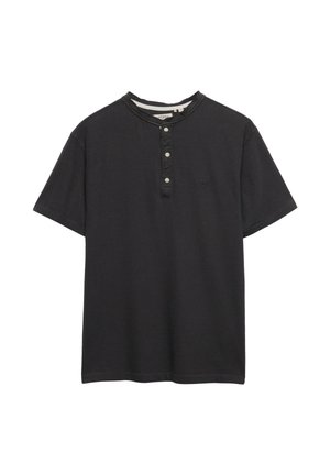 Schwarzes Henley-Shirt mit kurzen Ärmeln, drei weißen Knöpfen und einem kleinen gestickten Logo auf der linken Brust.