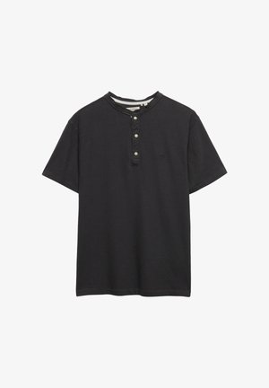 Schwarzes Henley-Shirt mit kurzen Ärmeln, drei weißen Knöpfen und einem kleinen gestickten Logo auf der linken Brust.